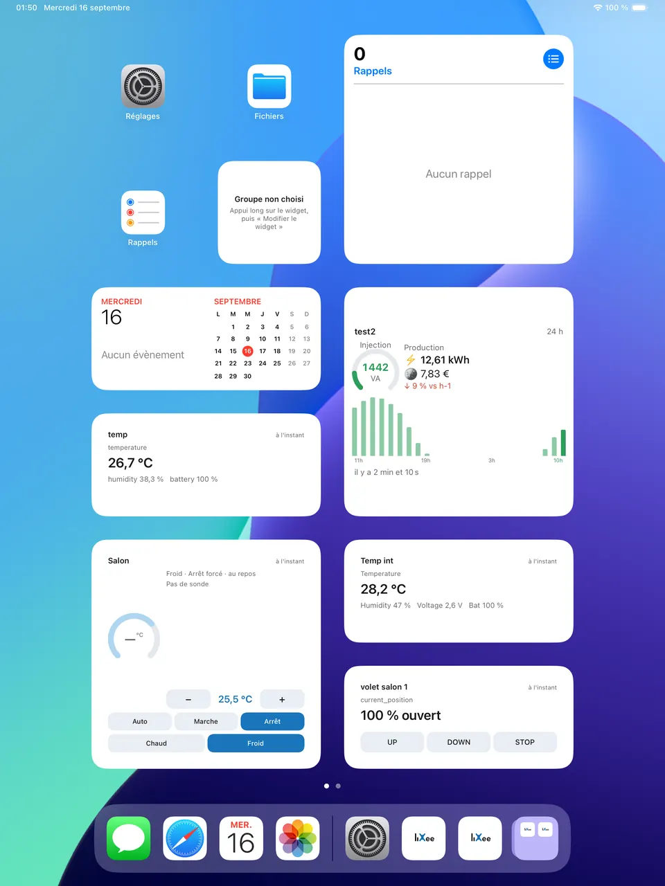 Écran d'accueil iPadOS avec les widgets LiXee-Assist : production solaire, température et humidité, thermostat Salon avec consigne 25,5 °C, capteur intérieur et volet salon avec commandes UP, DOWN, STOP