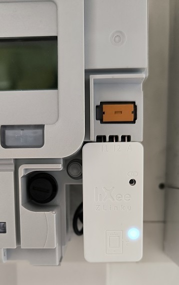 Module ZLinky_TIC branché sur la sortie TIC d'un compteur Linky