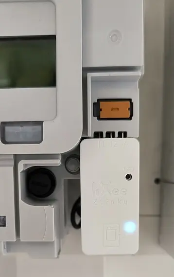 Module ZLinky branché sur la sortie TIC d'un vrai compteur Linky, LED allumée